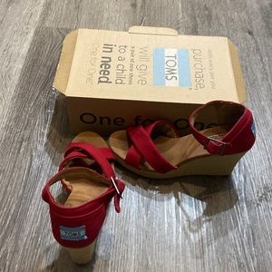 Cute Toms wedge sandals. Great for spring/summer! Very comfortable